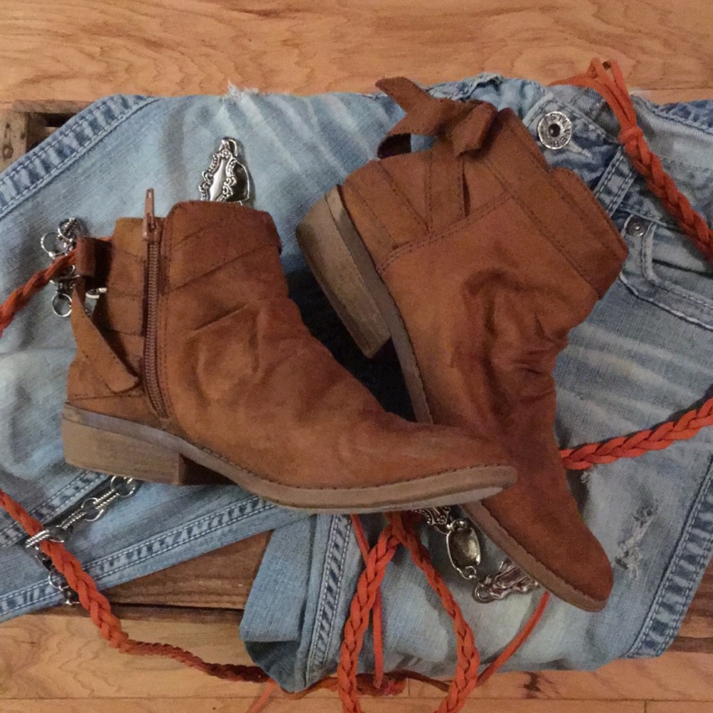 SUGAR SNOOPS BOOTIES